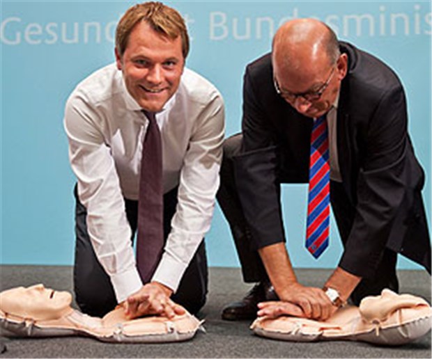 Bahr jetzt fit in der Wiederbelebung Gesundheitsminister Daniel Bahr (l.) und Professor Hugo Van Aken, Generalsekretaer Deutsche Gesellschaft für Anaesthesiologie und Intensivmedizin e.V., legen Hand an.