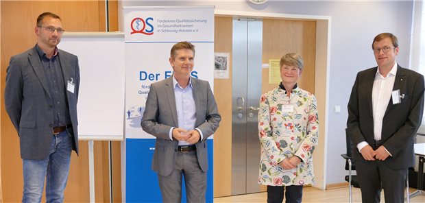 Preiswürdig: Mit digitaler Hilfe Sektoren verbinden Gesundheitsminister Garg (2. v.l.) und die FKQS-Vorsitzende Dr. Gisa Andresen überreichten die Auszeichnungen des Förderkreises an Jan Löbe von der KVSH (l.) und Dr. Rainer Schulte vom Netzwerk Onkologischer Zentren (r.).