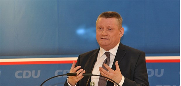 Minister Gröhe will weitermachen Gesundheitsminister Gröhe läßt keine Zweifel: Er will im Amt bleiben.
