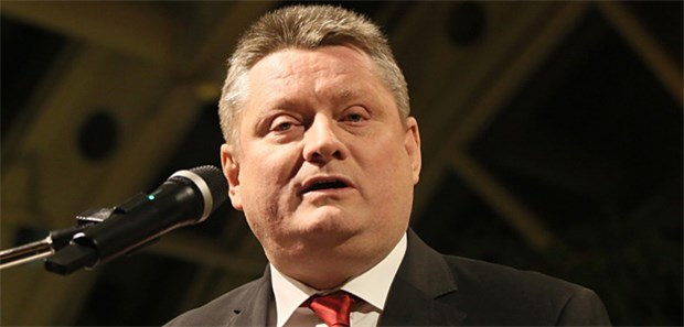 Gröhe geht weiter gegen Ex-KBV-Chef vor Gesundheitsminister Gröhe plant offenbar eine weitere Strafanzeige gegen den ehemaligen KBV-Chef.