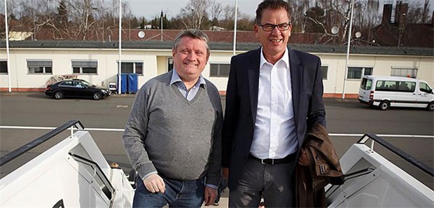 Gröhe räumt Fehler bei Ebola-Hilfe ein Gesundheitsminister Hermann Gröhe (links) und Entwicklungsminister Gerd Müller kurz vor dem Abflug nach Westafrika.