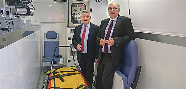 Gewappnet für den Ausnahmezustand Gesundheitsminister Hermann Gröhe und sein hessischer Amtskollege Stefan Grüttner im Isolationsfahrzeug.