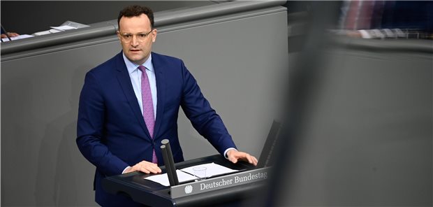 Bundestag beschließt Intensivpflegegesetz Gesundheitsminister Jens Spahn (CDU) am Donnerstagabend kurz vor der Abstimmung im Bundestag.