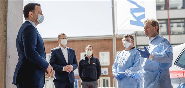 Spahn: Ambulante Struktur essenziell für Krisenbewältigung Gesundheitsminister Jens Spahn (CDU, l) spricht mit Mitarbeitern des Hamburger Arztrufs.