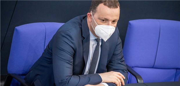 Bundestag verlängert die epidemische Lage von nationaler Tragweite Gesundheitsminister Jens Spahn (CDU) verfolgt im Plenum die Debatte zur Fortführung der Epidemischen Lage nationaler Tragweite.
