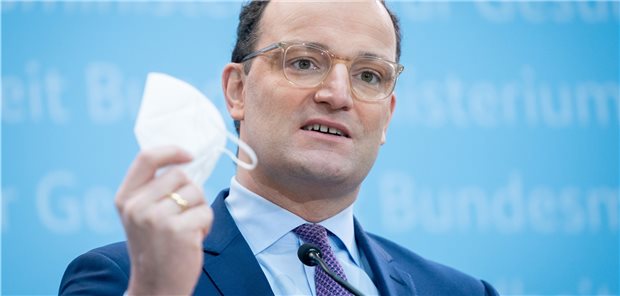 Spahn zur Corona-Lage: „Dinge bewegen sich scheinbar in die richtige Richtung“ Gesundheitsminister Jens Spahn (CDU) zeigt während einer Pressekonferenz seine FFP2-Maske.