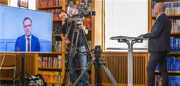 Jens Spahn: „Ich würde mir mehr Corona-Patriotismus wünschen“ Gesundheitsminister Jens Spahn im Gespräch per Skype mit Wolfgang van den Bergh („Ärzte Zeitung“) in der Bibliothek von Springer Nature.