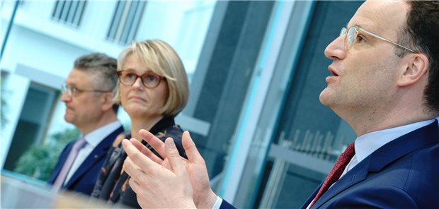 Spahn bekräftigt COVID-Impfangebot für Kinder bis Ende August Gesundheitsminister Jens Spahn (rechts), Forschungsministerin Anja Karliczek und RKI-Präsident Lothar Wieler auf der Pressekonferenz zur aktuellen Lage in der Corona-Pandemie.