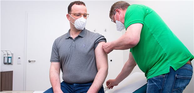 Spahn lässt sich mit AstraZeneca impfen Gesundheitsminister Jens Spahn wird in der Hausarztpraxis von Volker Schrage (r.) mit dem Impfstoff AstraZeneca geimpft.
