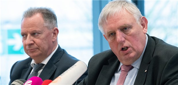 Zahlreiche Quarantäne-Maßnahmen nach ersten Corona-Fällen Gesundheitsminister Karl-Josef-Laumann (rechts) und Stephan Pusch, Landrat des Kreises Heinsberg, auf einer Pressekonferenz zu den ersten bestätigten Corona-Fällen in Nordrhein-Westfalen.