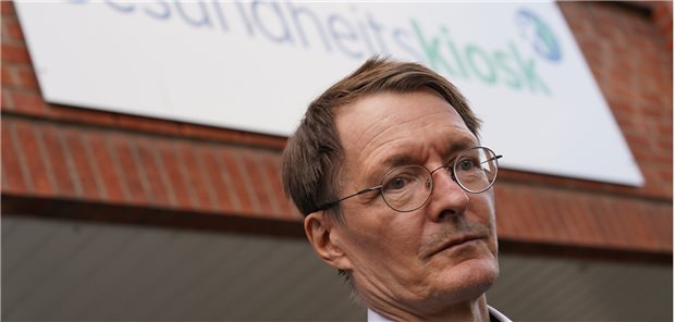 „Können den Unterschied machen“: Gesundheitsminister Karl Lauterbach (SPD) beim Besuch des Gesundheitskiosks in Hamburg-Billstedt.