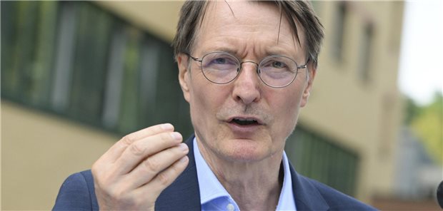 Gesundheitsminister Karl Lauterbach (SPD, hier in Eberswalde) tut alles, um seine Krankenhausreform nicht im Vermittlungsausschuss von Bundestag und Bundesrat enden zu lassen.