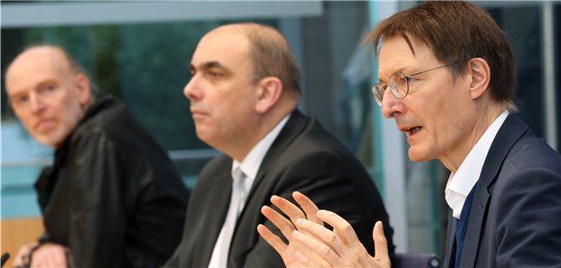 Lauterbach kündigt „bewegliches“ Gesetz zur Corona-Öffnungsstrategie an Gesundheitsminister Karl Lauterbach (SPD) kündigt am Freitag vor der Bundespressekonferenz ein Gesetz zur Regelung des schrittweisen Ausstiegs aus den Corona-Beschränkungen an. Mit dabei Lars Schaade, Vizepräsident des Robert Koch-Instituts (RKI), und Michael Meyer-Hermann, Leiter der Abteilung System Immunologie am Helmholtz-Zentrum für Infektionsforschung in Braunschweig.