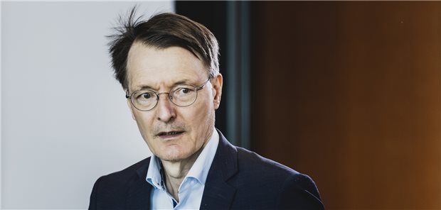 Gesundheitsminister Karl Lauterbach (SPD) schließt Leistungskürzungen in der GKV weiter aus.