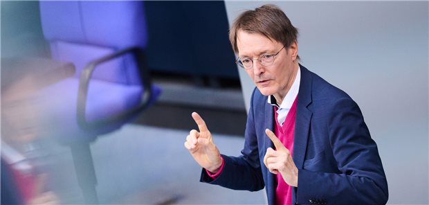 Gesundheitsminister Karl Lauterbach (SPD) spricht bei der Sitzung des Bundestags. Thema ist die finanzielle Stabilisierung der gesetzlichen Krankenversicherung.
