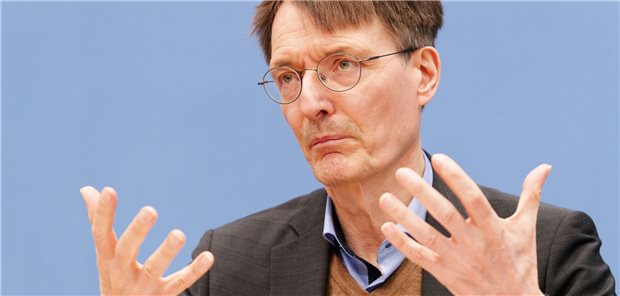 Da entlang bei der Krankenhausreform: Gesundheitsminister Karl Lauterbach (SPD) will die stationäre Versorgung neu ausrichten – ob davon auch die Diabetologie profitieren kann, ist laut Fachgesellschaften offen.