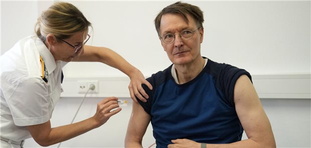 Lauterbach wirbt für Impfung gegen Influenza und Corona Gesundheitsminister Karl Lauterbach (SPD) wird von Ärztin Nicole Müller im Bundeswehrkrankenhaus gegen Influenza und COVID-19 geimpft.