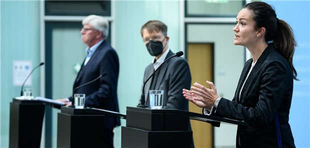 Lauterbach, Pflegeverbände und Kassen fordern Corona-Schutz für Pflegebedürftige Gesundheitsminister Karl Lauterbach, äußert sich zusammen mit Gernot Kiefer (links), Vorstandsvize GKV-Spitzenverband, und Isabell Halletz, Geschäftsführerin des Arbeitgeberverbands Pflege, zu Corona-Schutzmaßnahmen in Pflegeeinrichtungen.