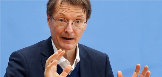 Lauterbach erwartet höhere Krankenkassenbeiträge Gesundheitsminister Karl Lauterbach hält Beitragssteigerungen in der GKV angesichts des erheblichen Defizits für kaum vermeidbar.