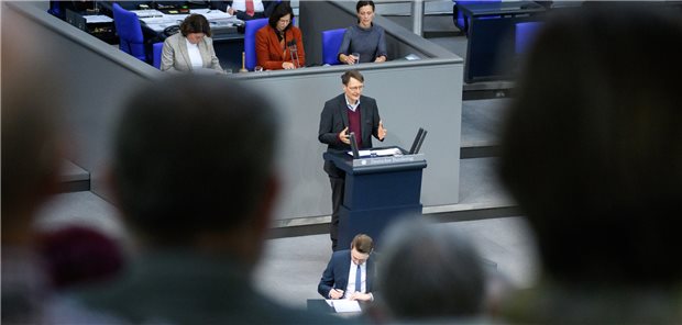 Bundestag stimmt für Lauterbachs GKV-Spargesetz Gesundheitsminister Karl Lauterbach hat ein Sparpaket geschnürt, um dem Defizit der GKV entgegenzusteuern. Der Bundestag hat es am Donnerstag verabschiedet.