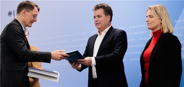 Lauterbach forciert Umbau zu barrierefreien Arztpraxen Gesundheitsminister Karl Lauterbach (l.) bei der Übergabe des Aktionsplans für ein diverses, inklusives und barrierefreies Gesundheitswesen an Jürgen Dusel, Beauftragter für die Belange von Menschen mit Behinderungen und Verena Bentele, Sprecherin des Deutschen Behindertenrats.