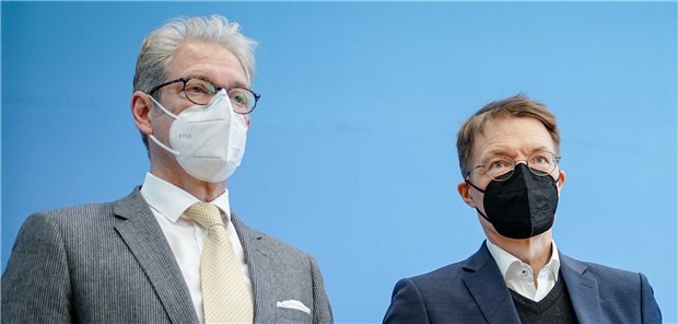 Neupatientenregelung: KBV lädt Lauterbach zu Sondersitzung ein Gesundheitsminister Karl Lauterbach (rechts) und KBV-Chef Andreas Gassen nach einer Pressekonferenz: Wegen des TSVG knarzt es zwischen den Parteien.