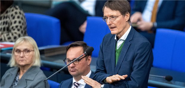 Lauterbach erwartet mit Cannabis-Freigabe mehr Schutz für Jugendliche Gesundheitsminister Karl Lauterbach spricht am Mittwoch bei einer Befragung der Bundesregierung zum Thema Cannabis im Bundestag.
