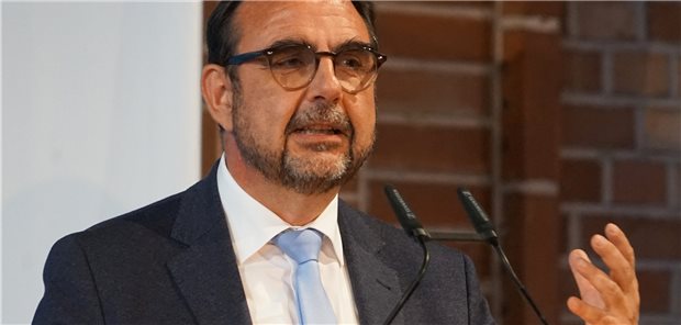 Unterschiedliche Wege zum Ziel mehr Amtsärzte in Bayern Gesundheitsminister Klaus Holetschek baut darauf, dass mehr junge Ärzte sich für den ÖGD begeistern, wenn sie diesen in der Ausbildung kennenlernen.