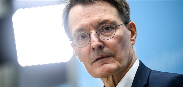 Lauterbach rät zu frühzeitiger Anwendung neuer Corona-Maßnahmen Gesundheitsminister Lauterbach hat die Länder angesichts steigender Infektionszahlen aufgefordert, rechtzeitig neue Regeln wie eine Maskenpflicht in Innenräumen zu erlassen.