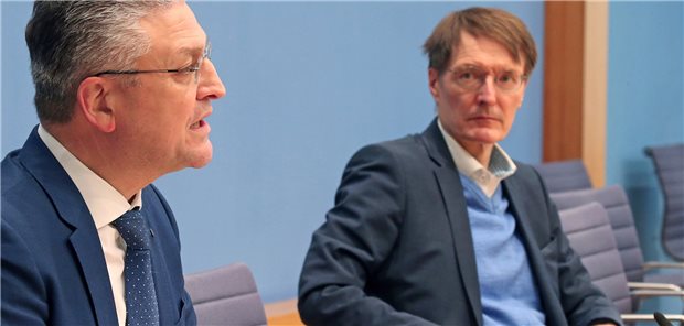 Lauterbach: Jeder Bürger erhält PCR-Test nach positivem Antigentest Gesundheitsminister Professor Karl Lauterbach (r.) stärkt RKI-Chef Professor Lothar H. Wieler den Rücken.