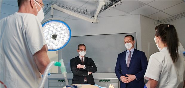 Gesundheitsminister Spahn (Dritter von links) im „Haus der Zukunft“.