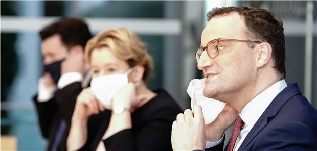 Corona grätscht auch in die Bemühungen um bessere Pflegebedingungen Gesundheitsminister Spahn, Familienministerin Giffey und Arbeitsminister Heil stellen den Zwischenbericht zur Konzertierten Aktion Pflege vor. (v. r.)