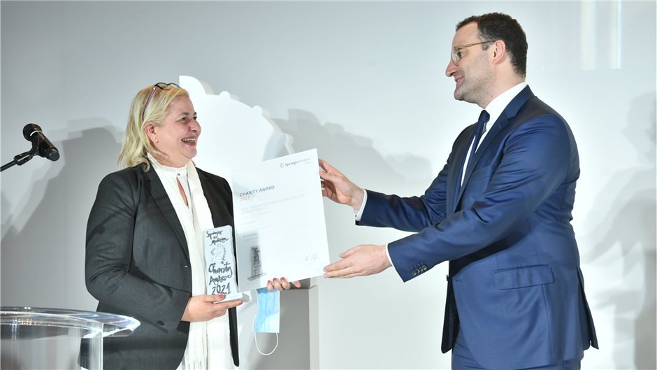 Gesundheitsminister Spahn übergibt den 1. Preis der Charity Awards an Serap Cile...