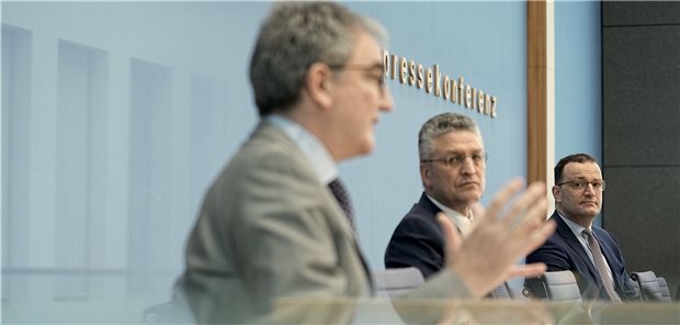 Spahn: Ausgangssperren in der „aktuellen Lage“ vertretbar Gesundheitsminister Spahn und RKI-Präsident Wieler hören am Donnerstag den Ausführungen von Professor Weber-Carstens, Intensivmediziner an der Berliner Charité, zu.