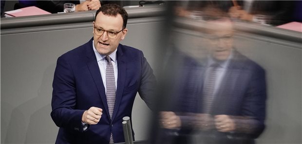Kritik an Spahns Versorgungsgesetz hält an Gesundheitsminister Spahn während der Debatte zur Verbesserung der Gesundheitsversorgung und Pflege im Bundestag. Die Reaktionen sind zwiespältig.