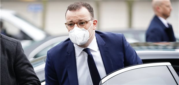 Gesundheitsminister Spahn will strengere Regeln bei der Berufshaftpflicht für Ärzte einführen. Die Ärzteschaft wehrt sich.