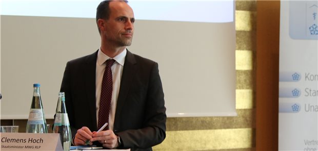 Gesundheitsminister von Rheinland-Pfalz Clemens Hoch plant, die Impfzentren bis Ende des Jahres offen zu halten. (Archivbild)