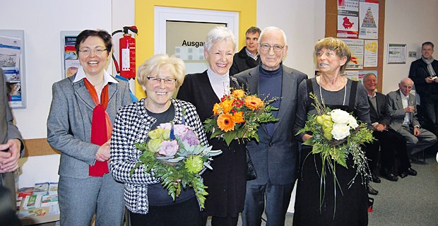Nachfolger für Gothaer "Seniorenpraxis" gefunden Gesundheitsministerin Heike Taubert (li.) gratuliert vier der sechs "Senioren-Ärzte": Christine Jankowski, Uta Dehmel, Joachim Dehmel, Helga Trautmann (von links).