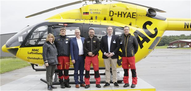 ADAC nimmt neue Luftrettungsstation im Norden in Betrieb Gesundheitsministerin Kerstin von der Decken, Notfallsanitäter Jascha Mahro, Landrat Claudius Teske aus dem Kreis Steinburg, Stationsleiter und Pilot Sascha Richter, Geschäftsführer der ADAC Luftrettung, Frédéric Bruder, und Notarzt Dr. Andreas Otto (von links).