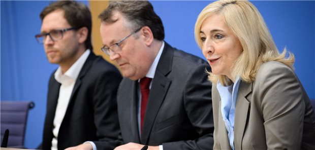 Gesundheitsministerin Nina Warken hat am Freitag die „Finanzkommission Gesundheit“ vorgestellt. Neben ihr der Arbeitsrechtler Gregor Thüsing (M) und der Public-Health-Experte Michael Laxy.