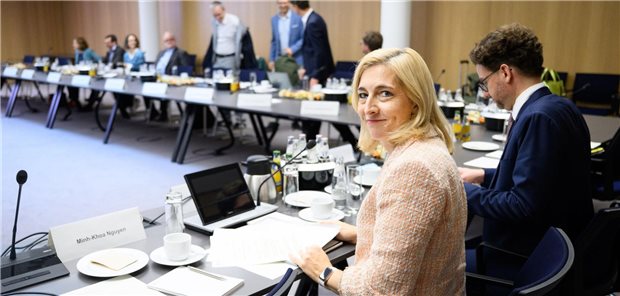 Gesundheitsministerin Nina Warken im September bei der Auftaktsitzung der Finanzkommission Gesundheit. Die zehnköpfige Gruppe von Wissenschaftlerinnen und Wissenschaftlern will deutlich früher als geplant Sparvorschläge für das Gesundheits- und Pflegesystem vorlegen.