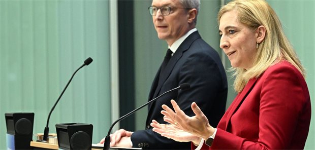  Nina Warken (CDU), Bundesministerin für Gesundheit, spricht im Digitalministerium während einer gemeinsamen Pressekonferenz mit Digitalminister Wildberger. 