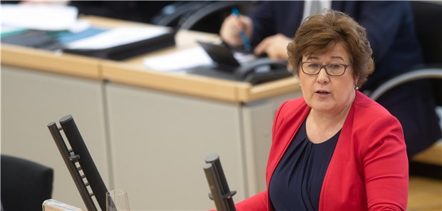 Neues Gesetz nimmt Kliniken an die Kandare Gesundheitsministerin Petra Grimm-Benne im Landtag.