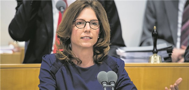 Regierung in Rheinland-Pfalz zeigt sich offen Gesundheitsministerin Sabine Bätzing-Lichtenthäler (SPD) während der Debatte im Landtag in Mainz über die ärztliche Versorgung in Rheinland-Pfalz.