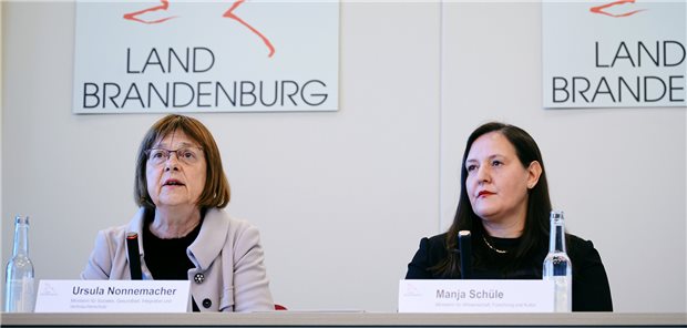Akteure vernetzen sich für die geplante Unimedizin in Cottbus Gesundheitsministerin Ursula Nonnemacher (l., Grüne) und Wissenschaftsministerin Manja Schüle (SPD) stellten am Montag den Plan für den Aufbau einer „Modellregion Gesundheit Lausitz“ vor.