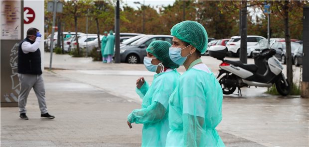 Bereits 12 Prozent der Covid-19-Kranken sind Ärzte und Pfleger Gesundheitspersonal in Valencia. In Spanien haben sich bereits viele Ärzte und Pflegekräfte mit dem neuen Coronavirus infiziert.