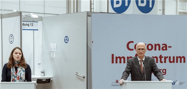 Über eine Million Corona-Impfungen im Hamburger Zentrum Gesundheitssenatorin Melanie Leonhard und Hamburgs Erster Bürgermeister Peter Tschentscher (beide SPD) zogen im Impfzentrum in den Messehallen eine positive Bilanz zur Pandemiebekämpfungspolitik in der Hansestadt.