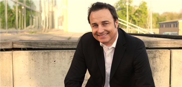 Der Gesundheitswissenschaftler Professor Nils Bandelow lächelt in die Kamera.