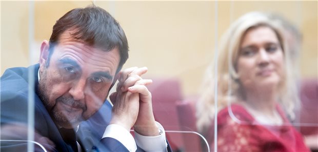 Holetschek: Der neue Alleskönner in Bayern? Getrennt von Corona-Glas: Der neue bayerische Gesundheitsminister Klaus Holetschek und seine Amtsvorgängerin Melanie Huml (beide CSU).