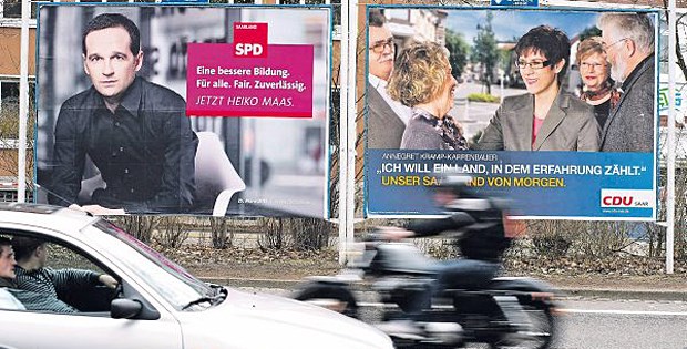 Wilde Farbenspiele vor der Saarland-Wahl Getrennt wahlkämpfen, dann koalieren? Wahlplakate mit Heiko Maas (SPD) und Annegret Kramp-Karrenbauer (CDU).